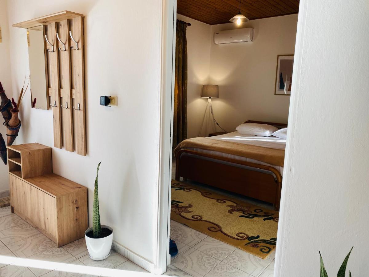 Apartamento Mia - Entire With Balcony & Garden Divjake