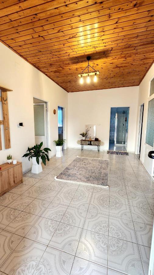 Mia - Entire With Balcony & Garden *